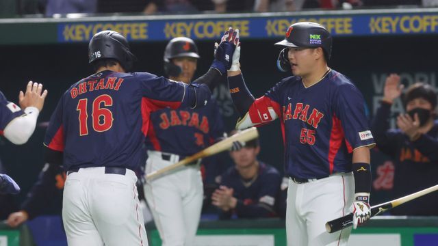 大谷翔平選手とハイタッチする村上宗隆選手【写真：CTK Photo/アフロ】