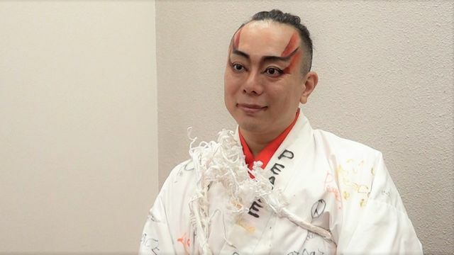 インタビューに答える中村橋吾さん