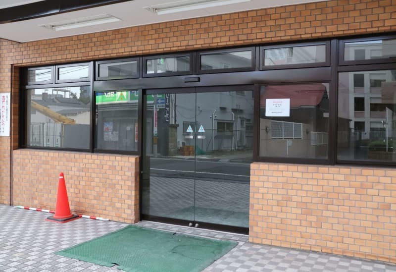 看板が取り外され、改修工事が進む店舗跡＝９月１９日