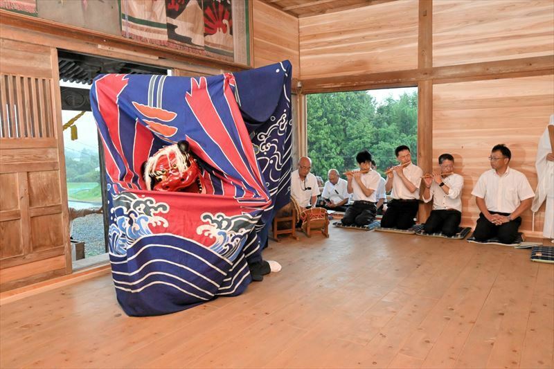 改修された神社で披露された神楽舞