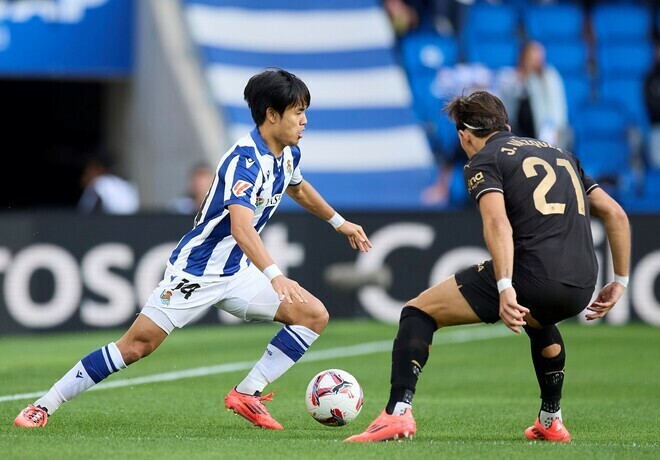 久保（左）に苦戦したバスケス。(C)Getty Images