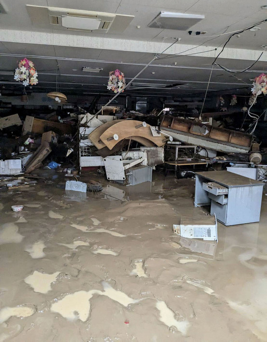 浸水被害に遭い、泥が床を覆い物が散乱する石川県輪島市町野町地区のスーパー＝21日（もとやスーパー提供）