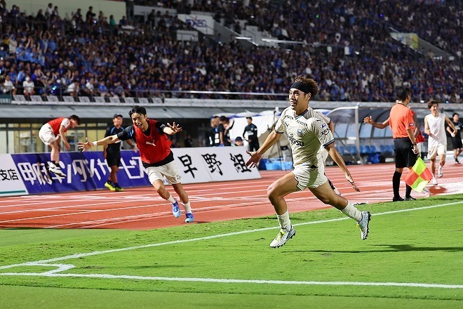 劇的なゴールを決めた遠野。チームメイトが駆け寄る。写真：梅月智史（サッカーダイジェスト写真部）