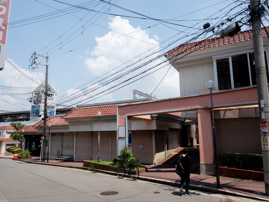 阪神本線の千船駅。駅近くの商店街はほとんどシャッターが閉まっていた