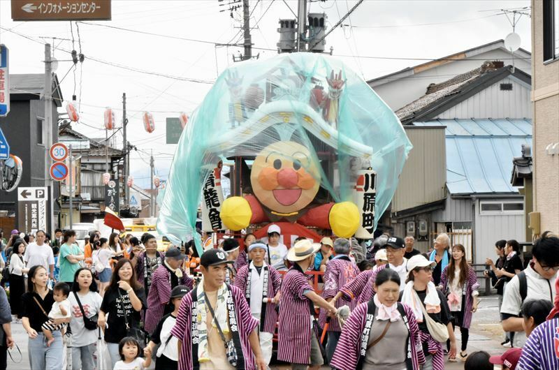 創作山車を引いて歩く本郷地域住民