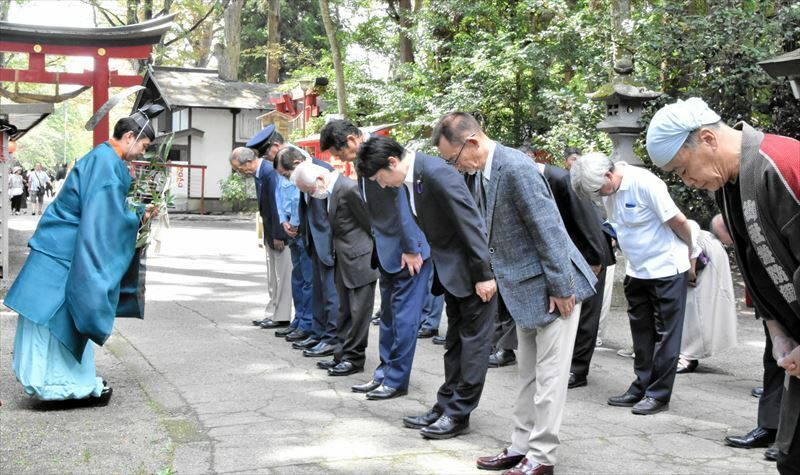 伊佐須美神社の神事に臨む参列者