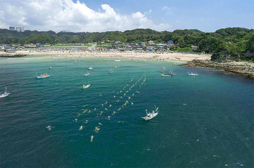 会場は、関東随一の美しいビーチと言われる千葉県勝浦市の守谷海岸。