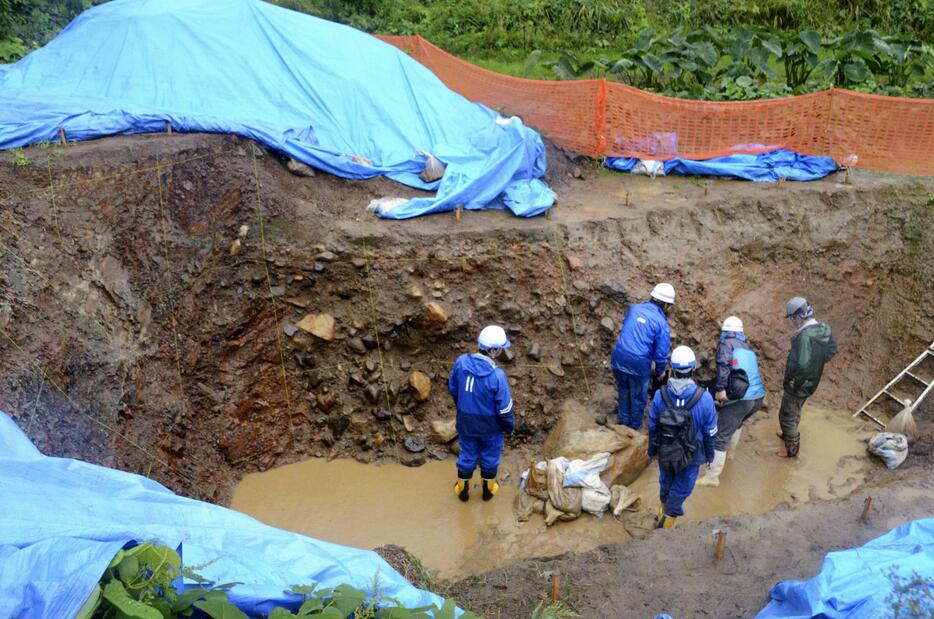 能登半島地震の影響で上下方向に最大2メートルずれ動いた、石川県珠洲市の若山川沿いにある断層＝15日午前