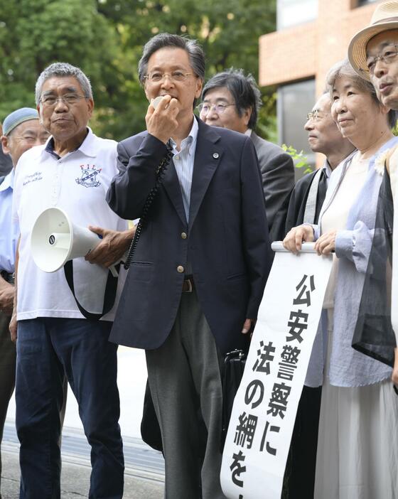 控訴審判決を受け、名古屋高裁前で発言する弁護団長の山田秀樹弁護士＝13日午後