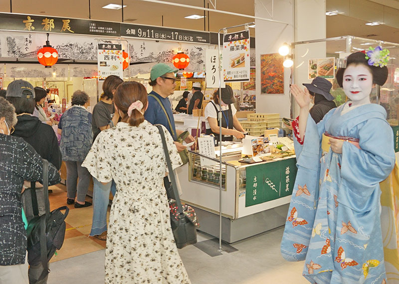 京都展をPRするふく凪さん（右）。初日から大勢の買い物客でにぎわった