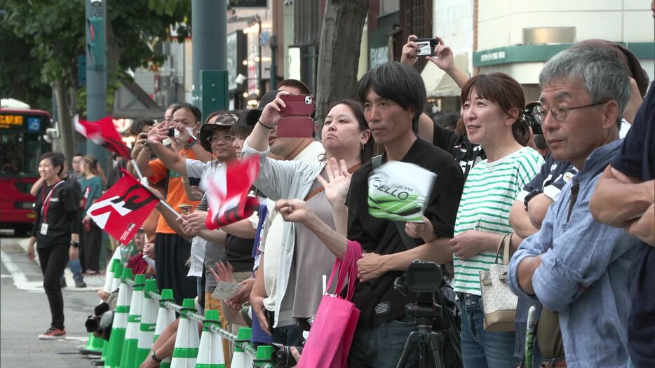 大勢のファンで盛り上がり