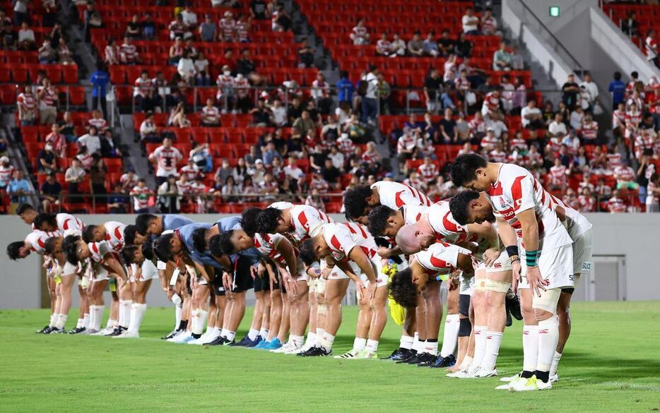 フィジーに敗れて観客に挨拶する立川理道（右端）ら日本の選手たち＝花園ラグビー場