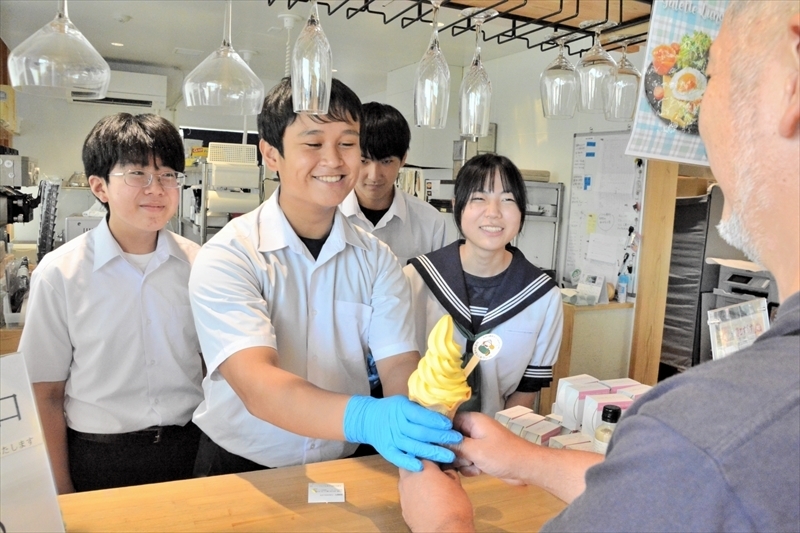 かぼちゃまんじゅうの味を再現したソフトクリームを販売するなみえ創成中の生徒