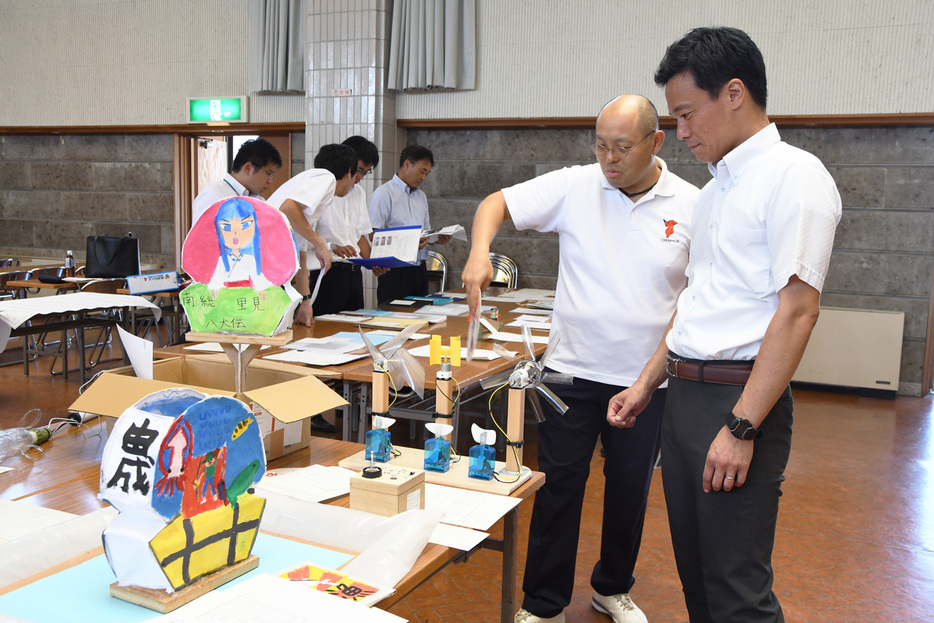 作品を審査する教員ら＝館山