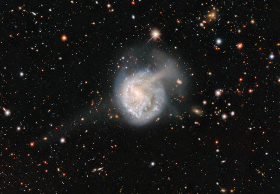 ろ座の銀河「NGC 922」（Credit: Dark Energy Survey/DOE/FNAL/DECam/CTIO/NOIRLab/NSF/AURA）