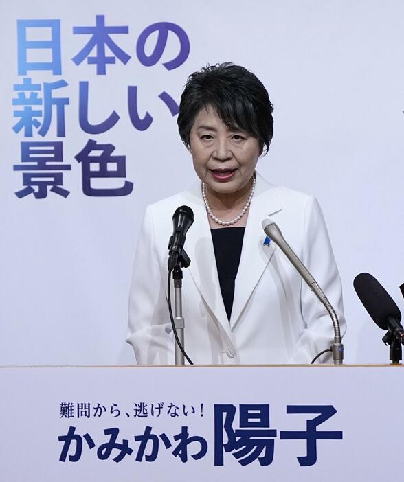 記者会見で自民党総裁選への立候補を表明する上川外相＝11日午後、東京都千代田区