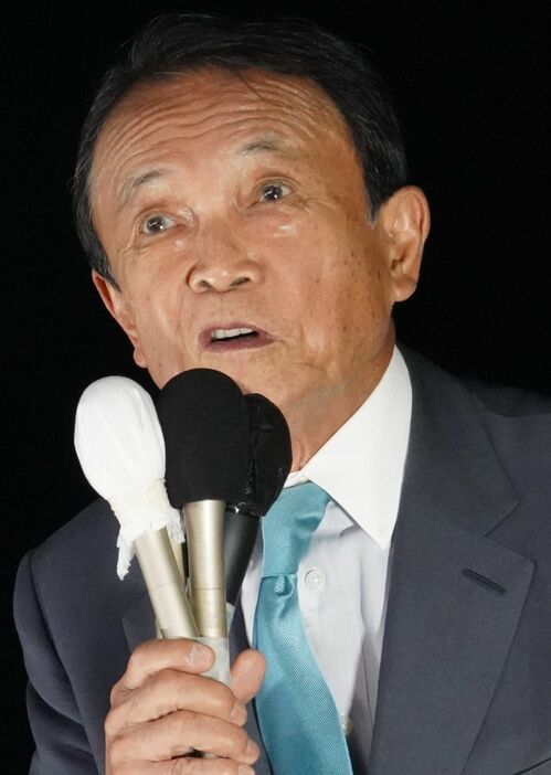 金沢文庫駅西口で街頭演説をする麻生太郎氏（写真＝Noukei314／CC-BY-SA-4.0／Wikimedia Commons）