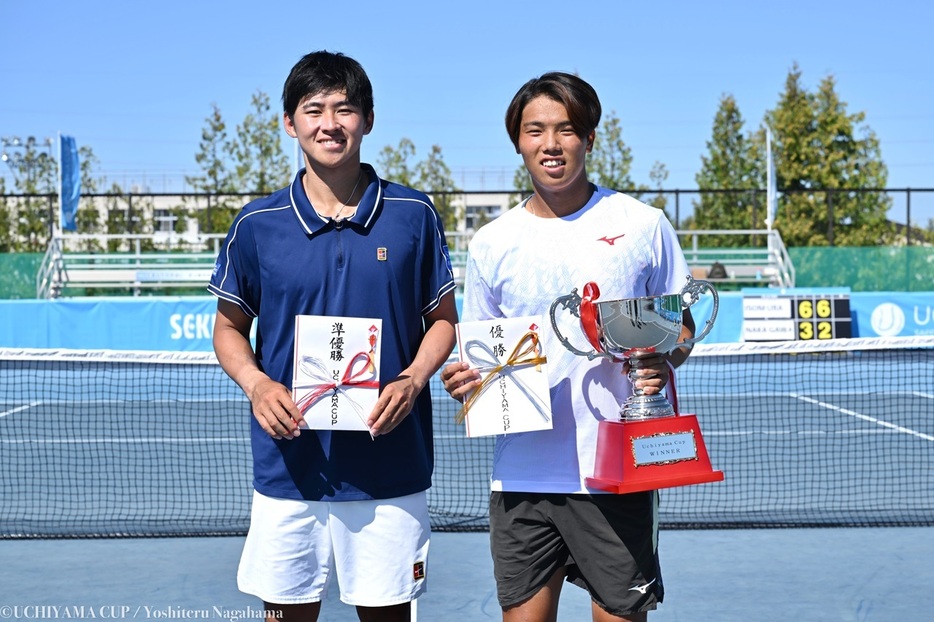 「UCHIYAMA CUP WEEK1」（北海道・平岸庭球場）の男子シングルスで優勝を飾った磯村志（やすいそ庭球部／右）と準優勝の中川直樹（SBC メディカルグループ）（©UCHIYAMA CUP、撮影◎長浜功明）