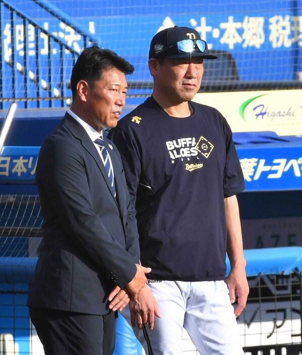 　オリックス・中嶋監督（右）と話す侍ジャパン・井端監督（撮影・持木克友）