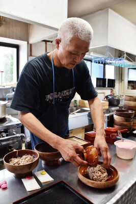 客が急減しても営業を続けてきた深沢三樹夫店主。にぎわい回復を期待する＝盛岡市薮川