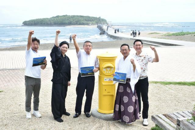 青島でインバウンド向け事業を展開する宮崎市観光協会関係者ら＝１０日午前、宮崎市青島