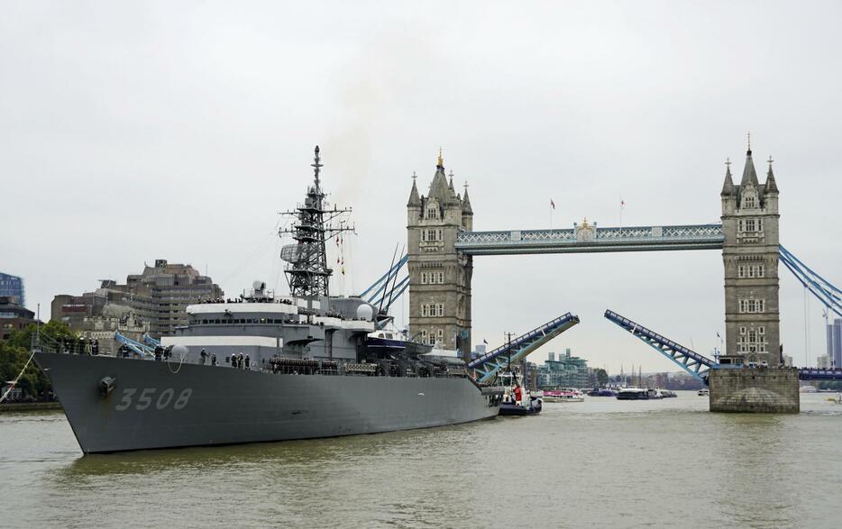 5日、ロンドンのテムズ川の跳ね橋「タワーブリッジ」を通過する海上自衛隊の練習艦「かしま」（共同）