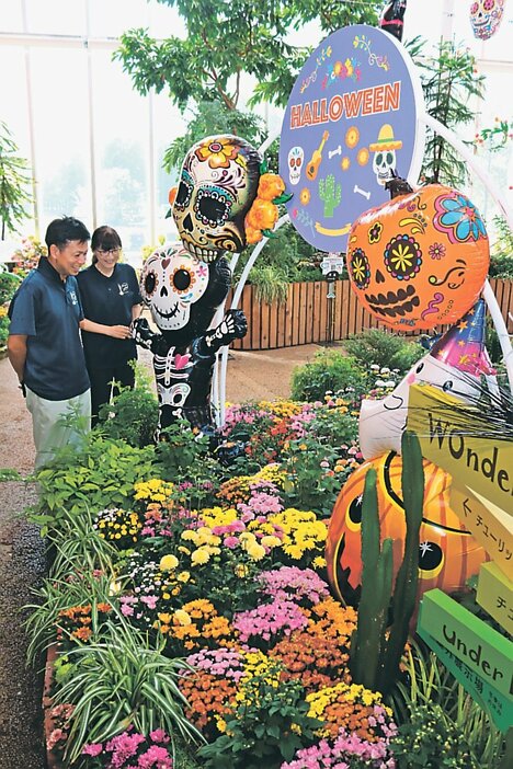 花々や風船の装飾などでハロウィーンの雰囲気が漂う会場