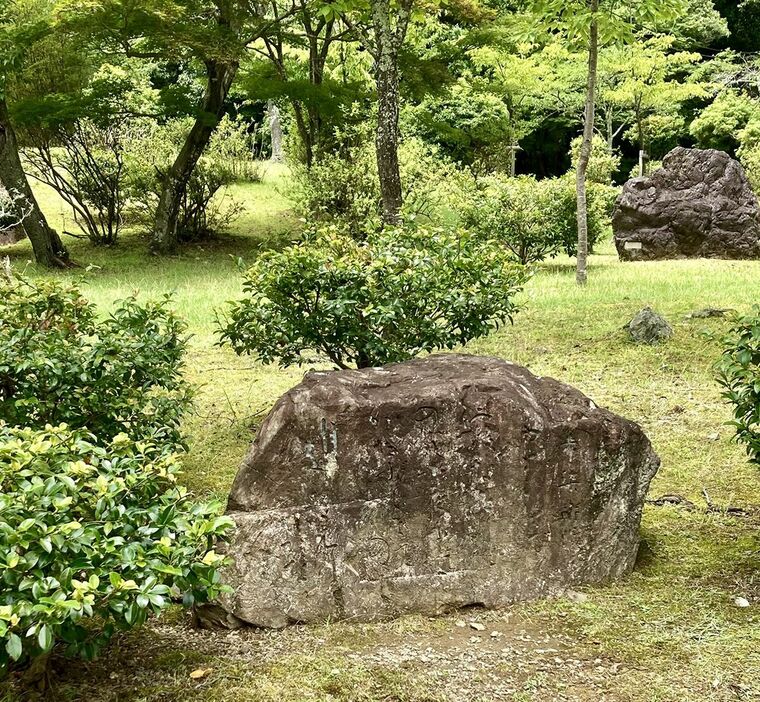 百人一首に入っている赤染衛門の和歌「やすらはで寝なましものをさ夜更けてかたぶくまでの月を見しかな」の碑（撮影・筆者以下同）