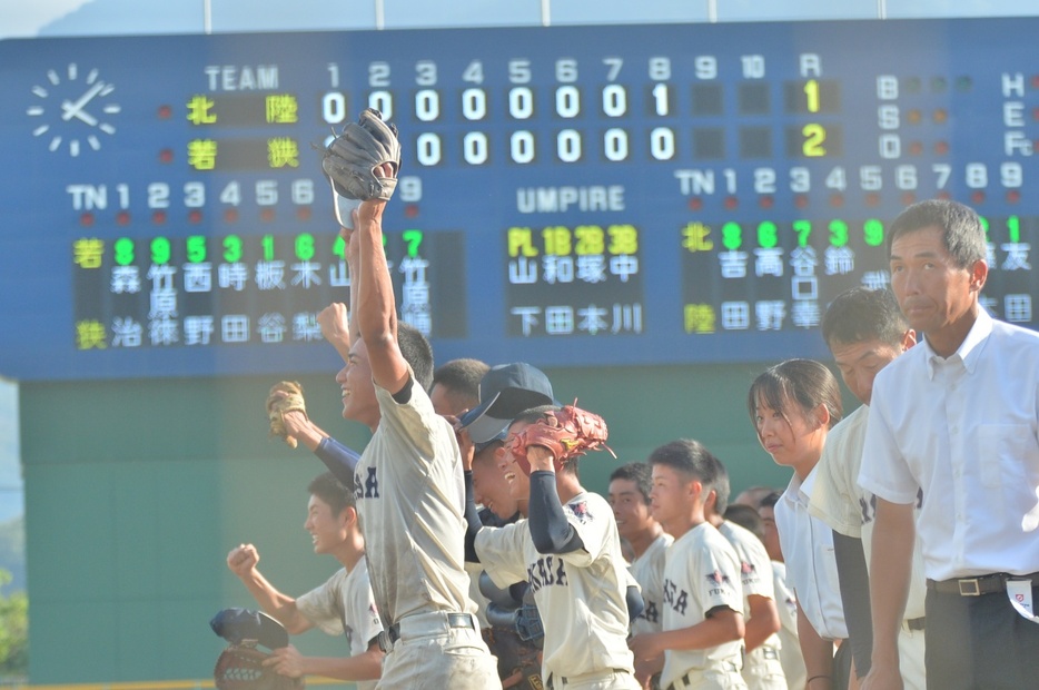 北陸から勝利を挙げ喜ぶ若狭の選手たち＝9月8日、福井県の敦賀市総合運動公園野球場