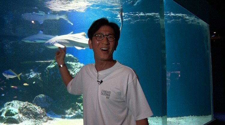 「アンタウォッチマン！」で水族館の体験取材に臨むアンタッチャブル柴田。(c)テレビ朝日