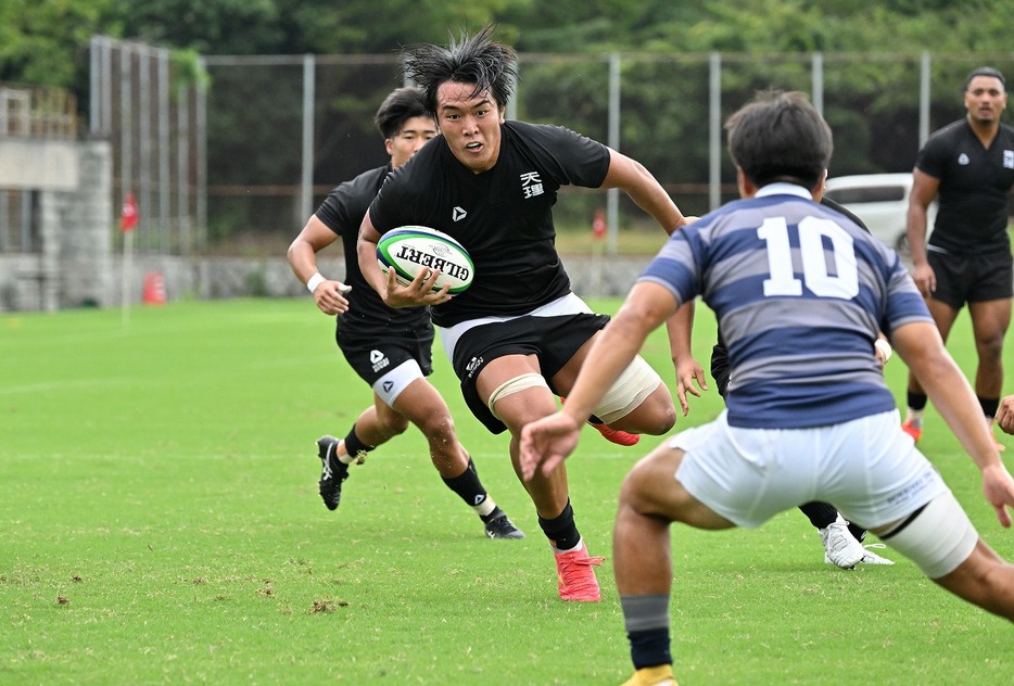 高いハンドリングスキルと力強いボールキャリーを見せたFL上ノ坊悠馬（撮影：平本芳臣）