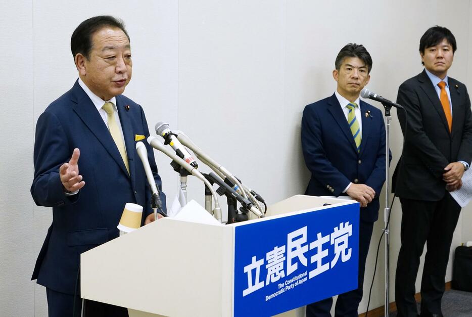 記者会見で立憲民主党代表選へ向けての政策を発表する野田元首相＝5日午後、国会