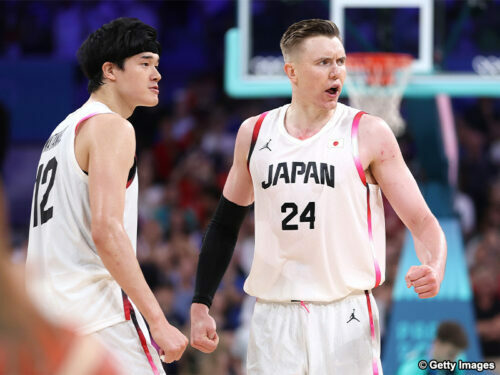 パリ2024オリンピック男子日本代表の渡邊雄太とジョシュ・ホーキンソン［写真］＝Getty Images