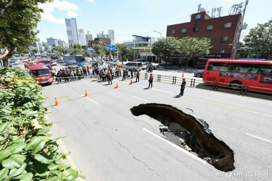 29日、ソウル市西大門区のある車道で発生した地滑り現象(c)news1