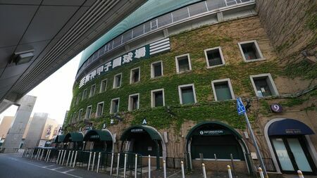 阪神電気鉄道の甲子園駅南側にある阪神甲子園球場。改修を重ね100周年を迎えた（撮影：伊原薫）