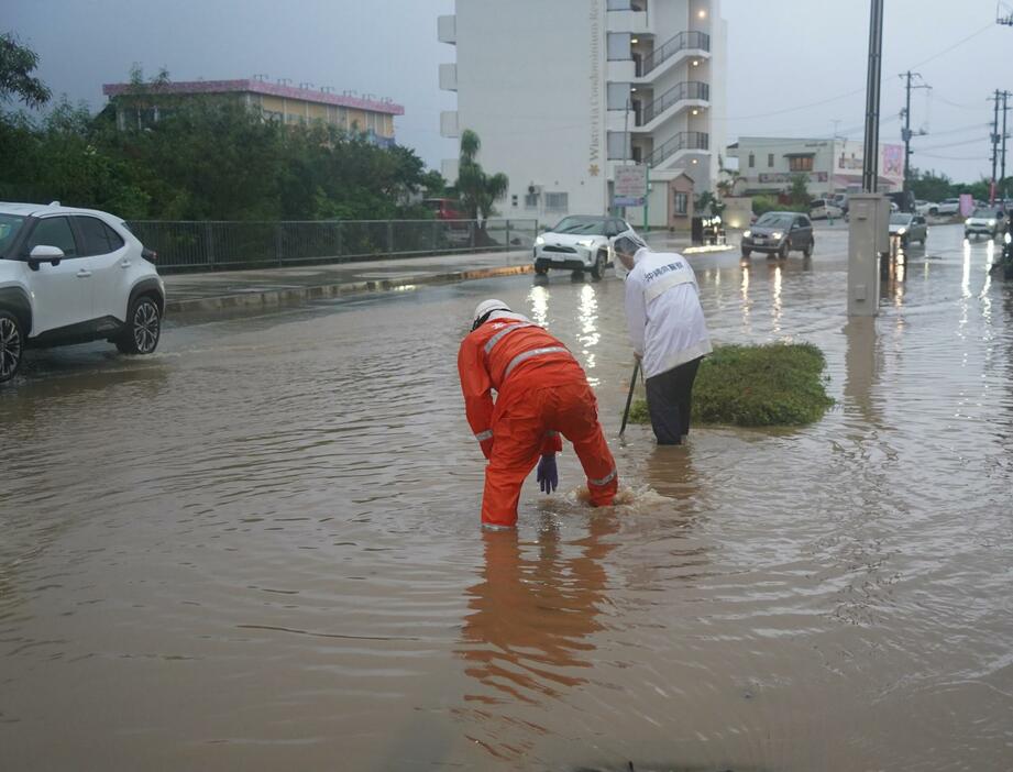 大雨の影響で冠水した県道114号＝9日午後5時ごろ、本部町