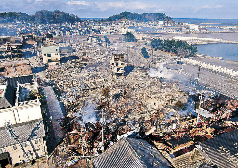 大規模火災で焼け野原になった「輪島朝市」。４階建てビル（中央）が骨組みと壁の一部を残して立っていた＝１月２日、輪島市河井町（ドローンから）