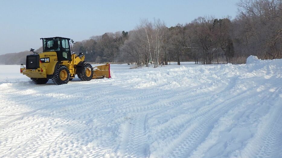 雪が積もった湖面を除雪