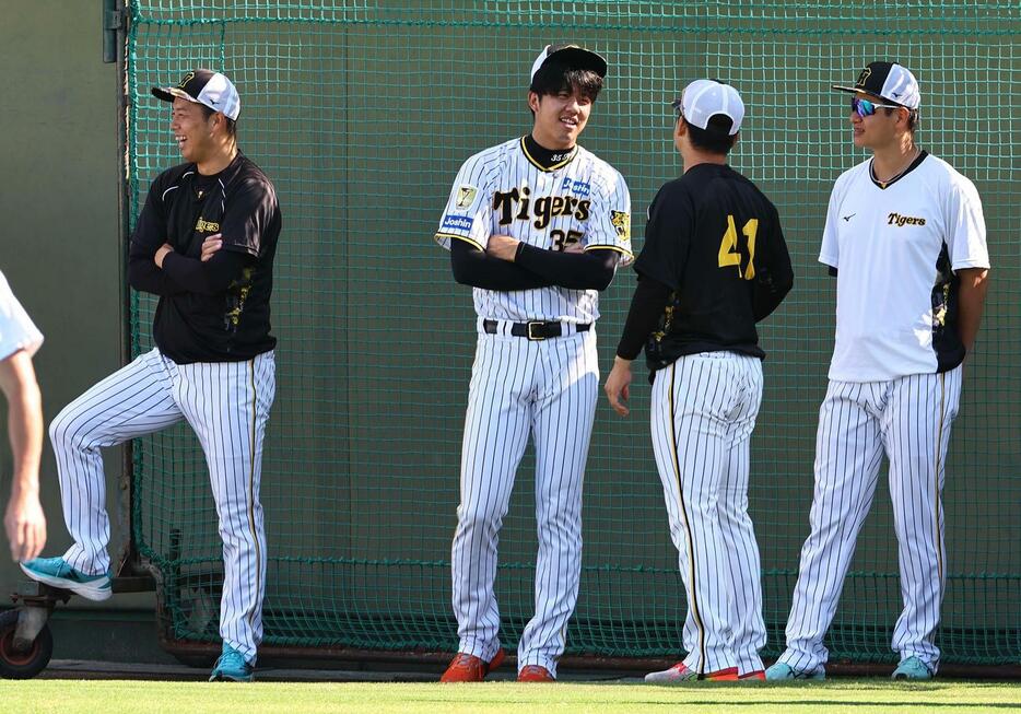 鳴尾浜球場で談笑する左から青柳、才木、村上、大竹（撮影・上田博志）