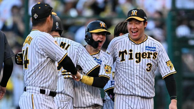 サヨナラ勝利を喜ぶ阪神の中野拓夢選手(中央)【写真：時事】