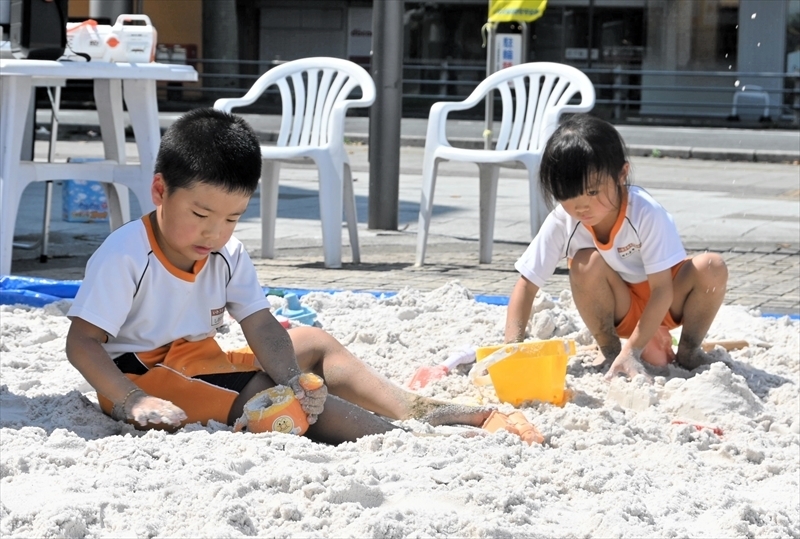 ホワイトサンドで遊ぶ園児