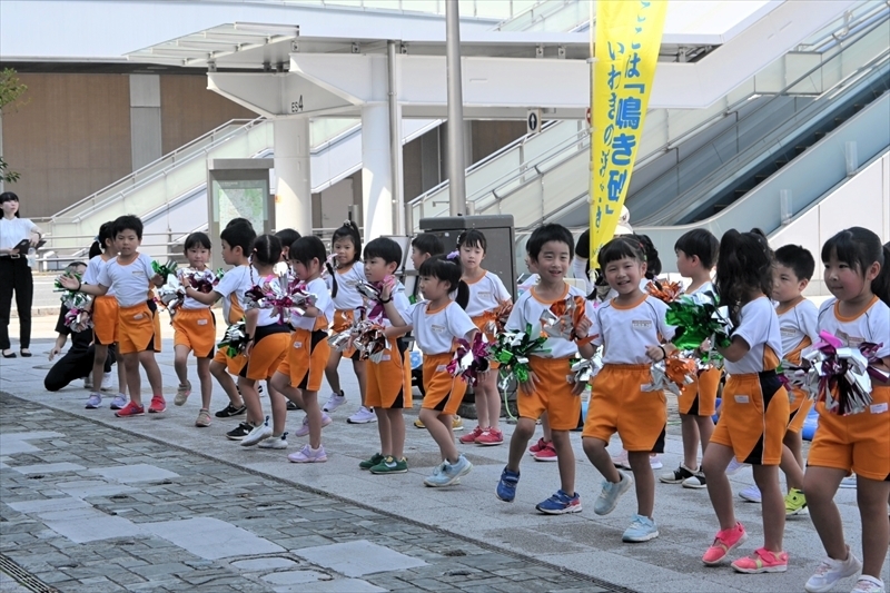 オープニングセレモニーでダンスを披露する園児