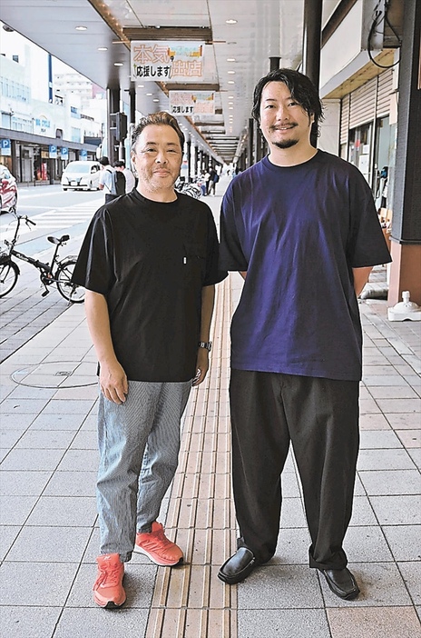 會津商人館の一新により、商店街の活性化を目指す橋本さん（右）と堂平理事長