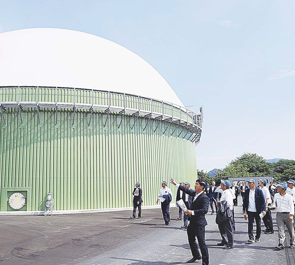 バイオガスを生成する発酵槽（18日、岡山県笠岡市で）