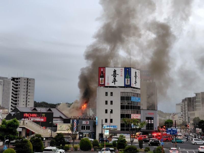 炎を上げて燃える建物＝22日午後5時33分