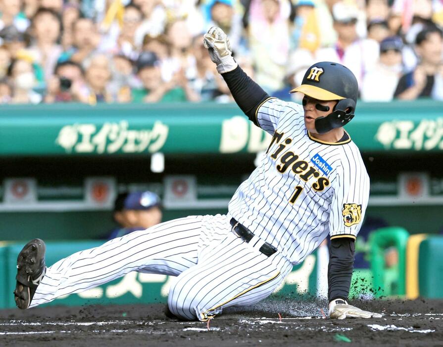 　６回、前川の中犠飛で先制の生還を果たす森下（撮影・立川洋一郎）