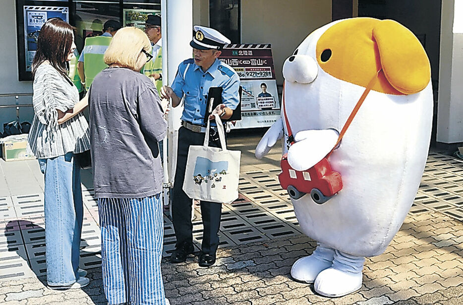 安全運転を呼び掛ける「みちまるくん」＝小矢部市の北陸自動車道下り線小矢部川ＳＡ