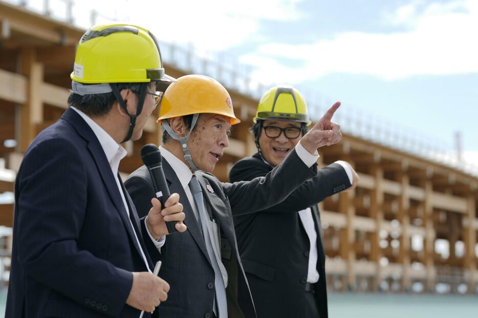 大阪・関西万博会場の木造巨大屋根「リング」を視察する日銀の植田総裁（中央）＝24日午前、大阪市