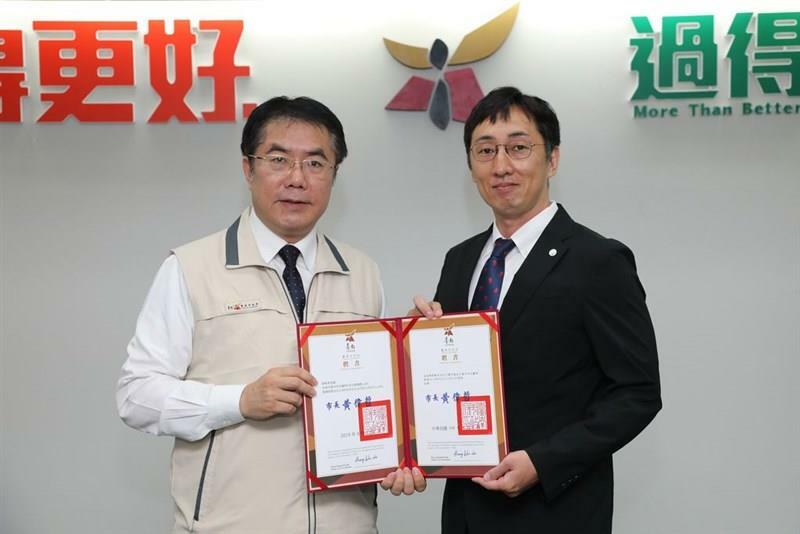 台南市の都市外交顧問を務める野崎孝男氏（右）。左は同市の黄偉哲市長＝2019年8月14日、同市政府提供