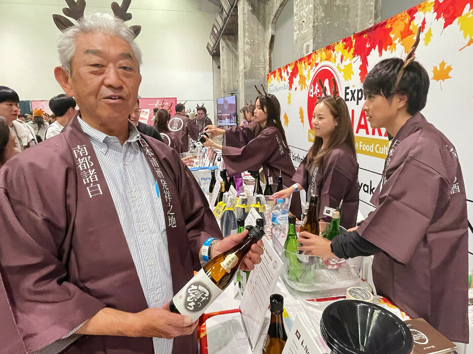 奈良県酒造組合は２８日、オーストラリア最大都市シドニーで開かれた酒フェスティバルで、「日本最古の酒母」で醸した清酒を出展した。写真は清酒を紹介する同組合の北岡篤会長。